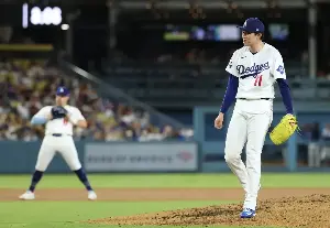 Dodgers' resurgent starter leaves game under concerning circumstance