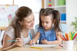 فخ "الأم الهليكوبتر".. كيف تمحو الحماية الزائدة ملامح شخصية طفلك؟