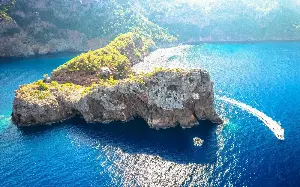 Mallorca’s ‘Billionaire Bay’ may attract the super rich – but it remains unpretentious