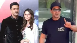 Ranbir Kapoor gives shout-out to Alia Bhatt's Alpha with special t-shirt; fans call it his ‘biggest flex’. Watch