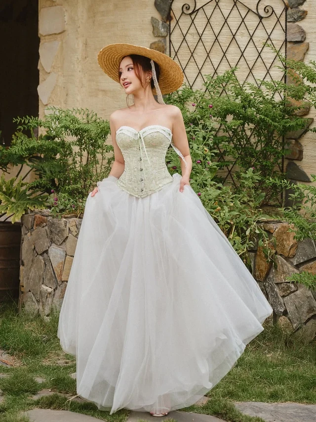 Muôn kiểu biến tấu với áo corset đa sắc- Ảnh 1.
