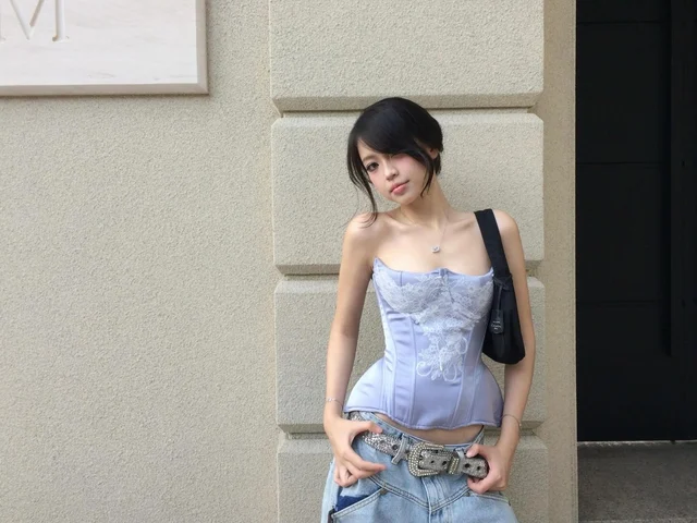 Muôn kiểu biến tấu với áo corset đa sắc- Ảnh 3.