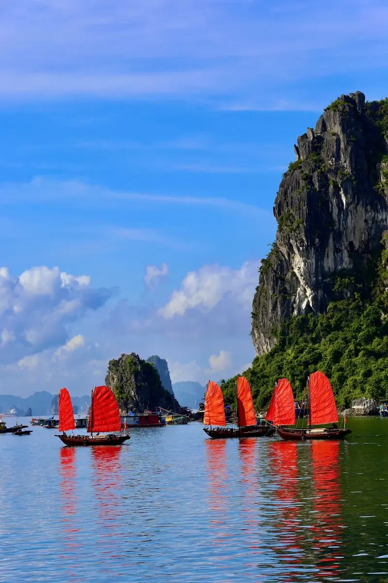 Quang Ninh: Watching the sunrise on a three-walled sailboat in the World Heritage site of Ha Long Bay - photo 2