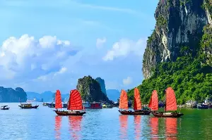 Quang Ninh: Watching the sunrise on a three-walled sailboat in the World Heritage site of Ha Long Bay.