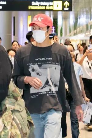 Fans surrounded Ji Chang Wook in Da Nang, sparking controversy due to excessive enthusiasm.