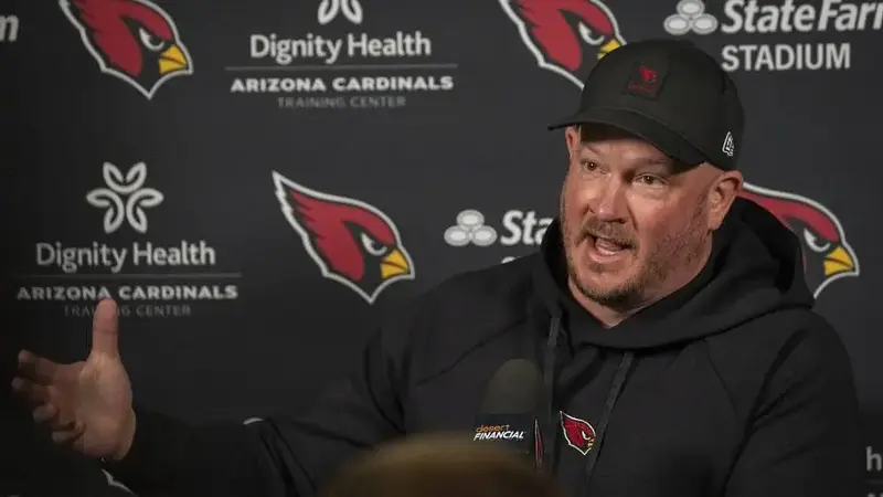 Offensive coordinator Nathaniel Hackett 