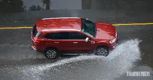4 mistakes when driving through flooded roads that can easily cause car accidents.
