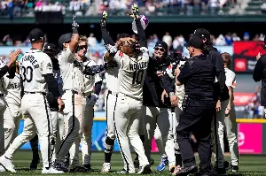 Mariners walk off Diamondbacks on Victor Robles’ broken-bat infield single