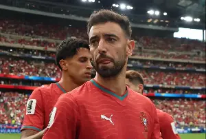 Fernandes was criticized for not passing to Ronaldo.