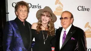Carly Simon family: Grammy Award-winning singer reveals ‘frightening’ health scare; All on her ex-husbands and children