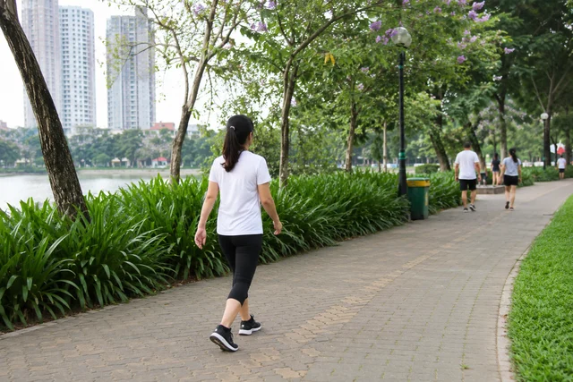 Walking every day still doesn't make you healthier? Experts point out 4 common mistakes - Image 1.