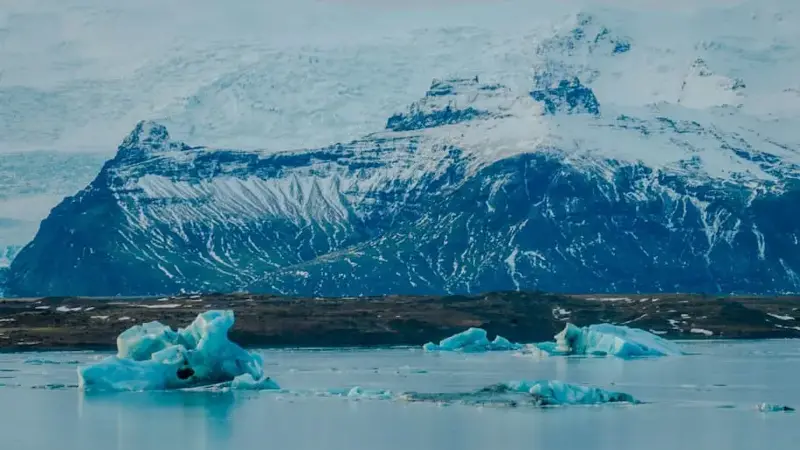 Ice floes in front of a snow-covered mountain at Jökulsárlón, Iceland