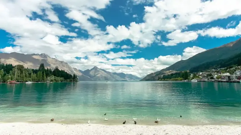 Green-blue waters at a beach at Lake Wakatipu, New Zealand