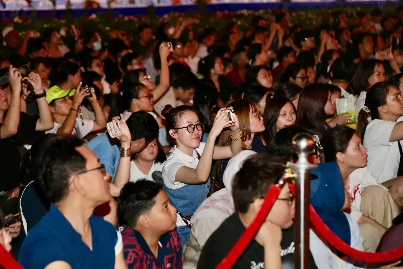 Fireworks lit up the sky over Ho Chi Minh City on the night of the 50th anniversary of the city being named after President Ho Chi Minh - Photo 4.