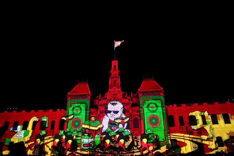 Fireworks lit up the sky over Ho Chi Minh City on the night of the 50th anniversary of the city being named after President Ho Chi Minh - Photo 8.