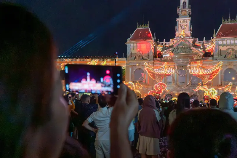 Fireworks lit up the sky over Ho Chi Minh City on the night of the 50th anniversary of the city being named after President Ho Chi Minh - Photo 10.