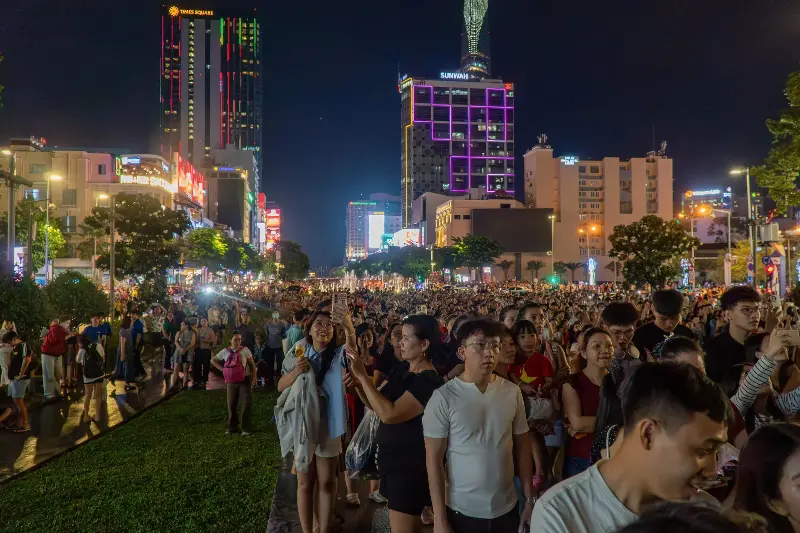 Fireworks lit up the sky over Ho Chi Minh City on the night of the 50th anniversary of the city being named after President Ho Chi Minh - Photo 2.