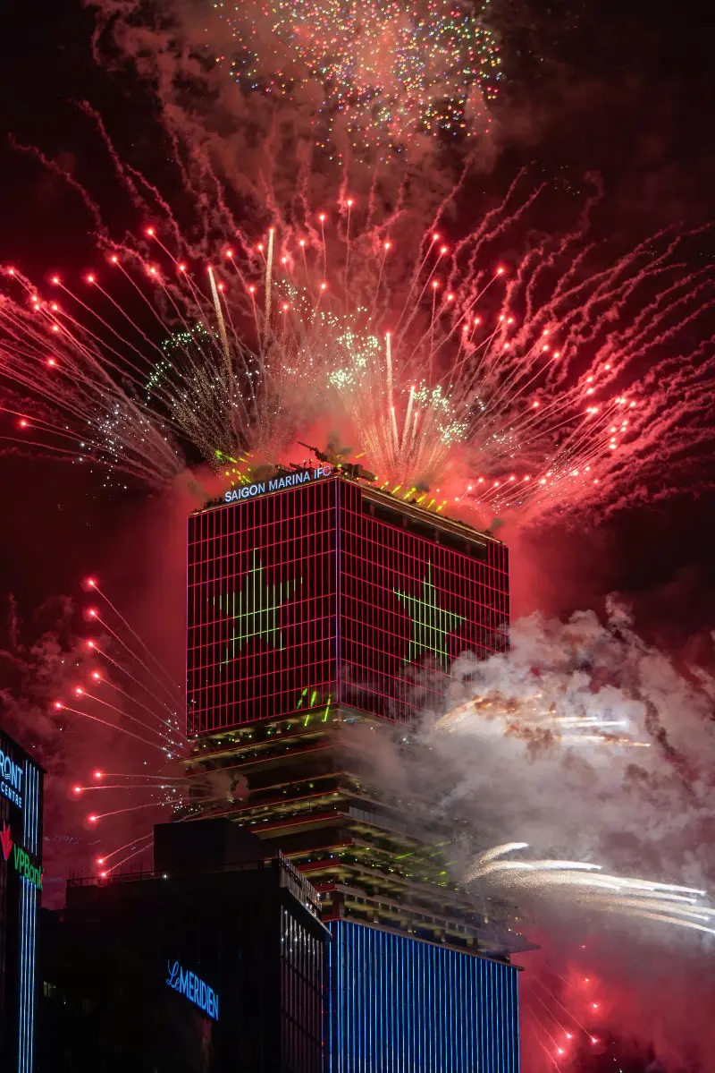 Fireworks lit up the sky over Ho Chi Minh City on the night of the 50th anniversary of the city named after President Ho Chi Minh - Photo 11.