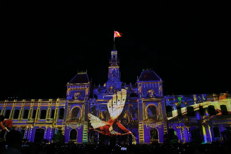 Fireworks lit up the sky over Ho Chi Minh City on the night of the 50th anniversary of the city being named after President Ho Chi Minh - Photo 6.
