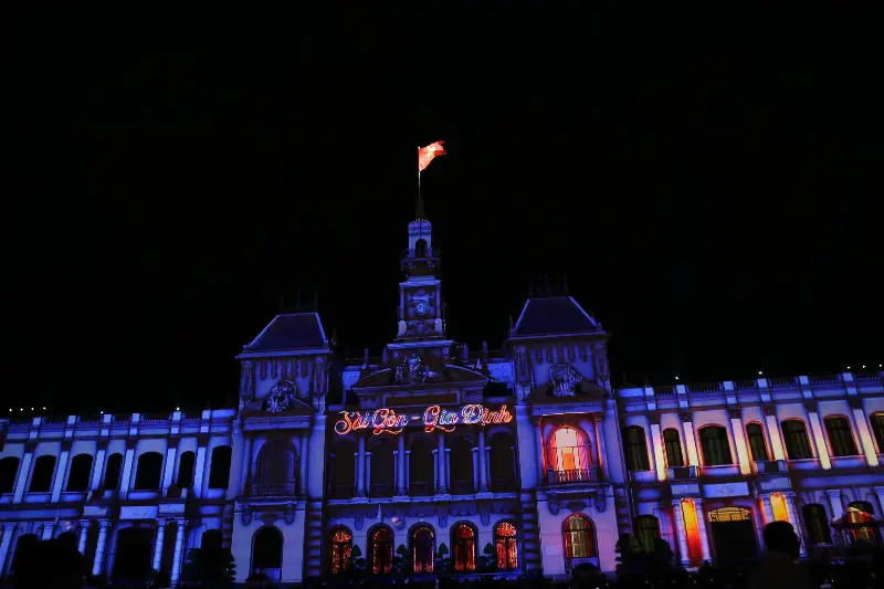 Fireworks lit up the sky over Ho Chi Minh City on the night of the 50th anniversary of the city being named after President Ho Chi Minh - Photo 7.