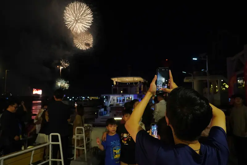 Fireworks lit up the sky over Ho Chi Minh City on the night of the 50th anniversary of the city named after President Ho Chi Minh - Photo 13.
