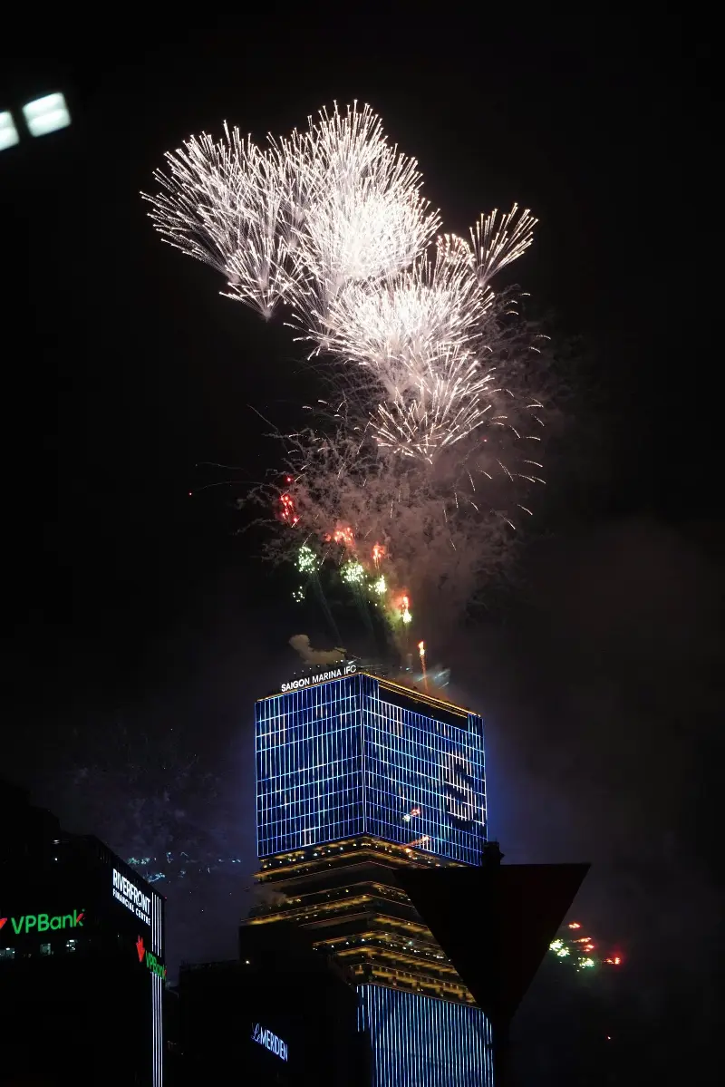 Fireworks lit up the sky over Ho Chi Minh City on the night of the 50th anniversary of the city named after President Ho Chi Minh - Photo 12.