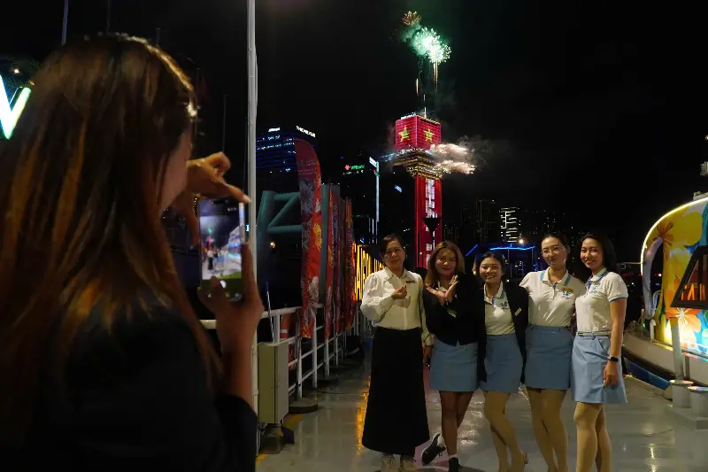 Fireworks lit up the sky over Ho Chi Minh City on the night of the 50th anniversary of the city being named after President Ho Chi Minh - Photo 15.