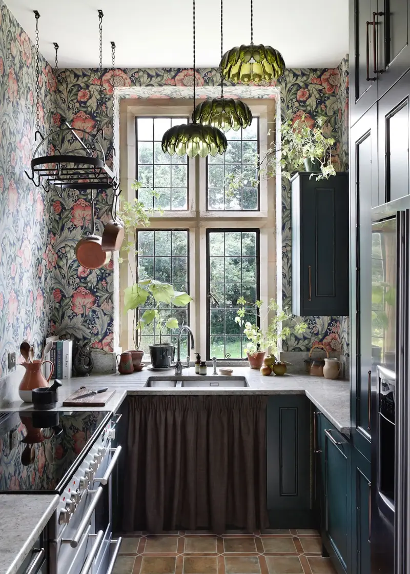 Deep green doesn’t need a big kitchen to make its mark. (Image credit: Alexander James Photography. Design: Studio Farra.)