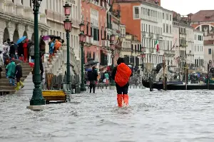 Venice could only be accessible by submarine if sea levels rise, researchers say