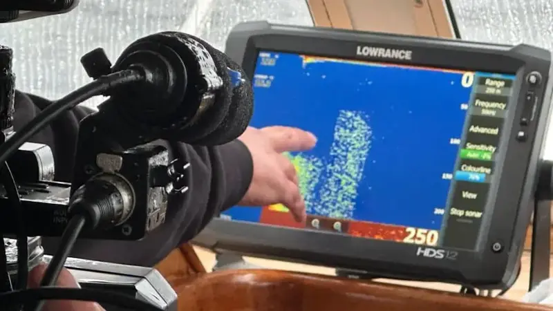 An underwater sonar machine detects signals