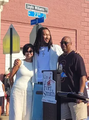 Vietnamese-American basketball star receives honor: street named after him in the US.